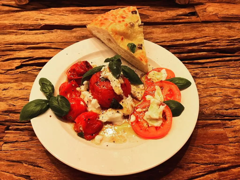 Büffel-Mozarella an Tomatenvariation